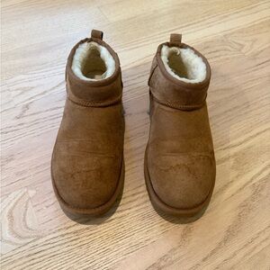 UGG Women’s Chestnut Classic Ultra Mini Boots, 10